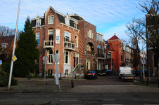 900574 Gezicht op de huizen Nassaustraat 2 -hoger te Utrecht, vanaf de Oudwijk.